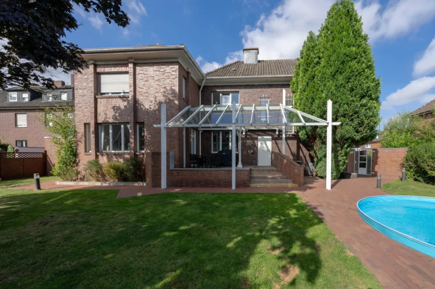 Rückansicht - Haus kaufen in Werne - Exklusiver Wohntraum mit Pool & Wintergartenin Top-Lage von Werne