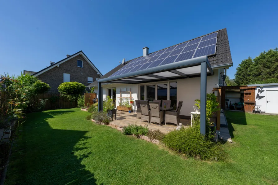 Gartenansicht  - Haus kaufen in Bergkamen - Sie werden begeistert sein. Freistehendes Haus mit viel Platz für die ganze Familie