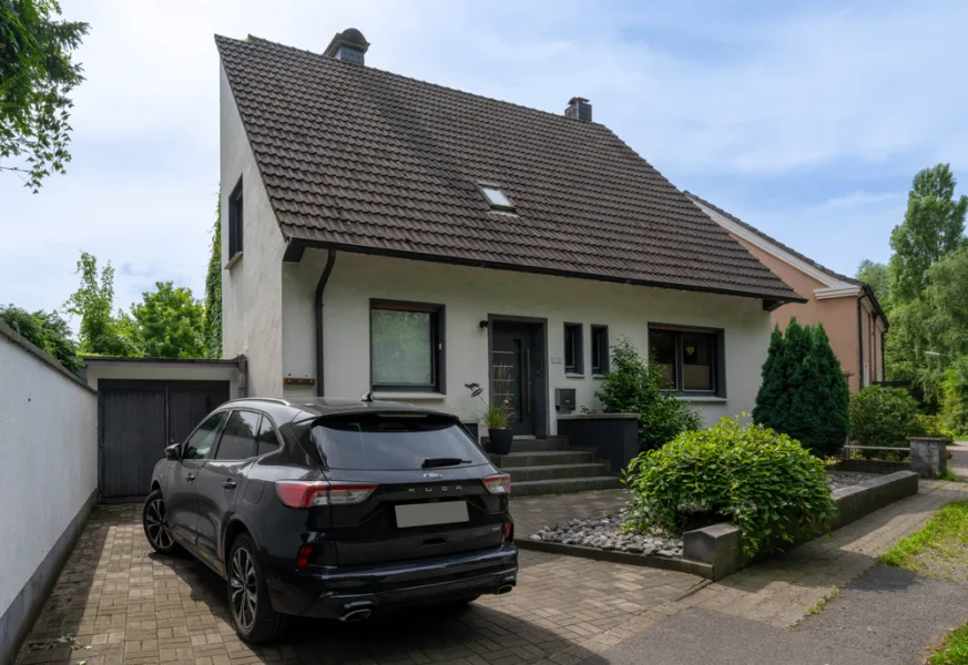 Frontansicht - Haus kaufen in Lünen / Lünen-Süd - Einfamilienhaus mit separatem Baugrundstück und großem Garten in beliebter & ruhiger Sackgassenlage