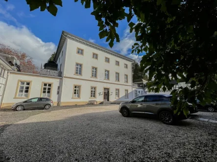 Impression Außenansicht - Wohnung kaufen in Sinzig - Denkmalgeschützte Kapitalanlage im Haus Schönberg! Hochwertige Altbauwohnung mit Balkon!