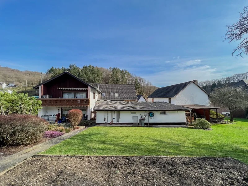 Außenansicht - Haus kaufen in Kirchsahr - Tier-/Naturliebhaber aufgepasst! Mehrgenerationenhaus mit Weideland idyllisch gelegen von Kirchsahr!