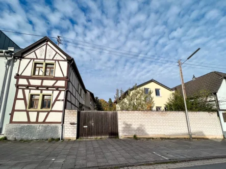 Impression Außenansicht - Haus kaufen in Grafschaft - Unikat! Verwirklichen Sie Ihren Traum! Niedrigenergiehaus trifft Fachwerkhaus mit Nebengebäuden!