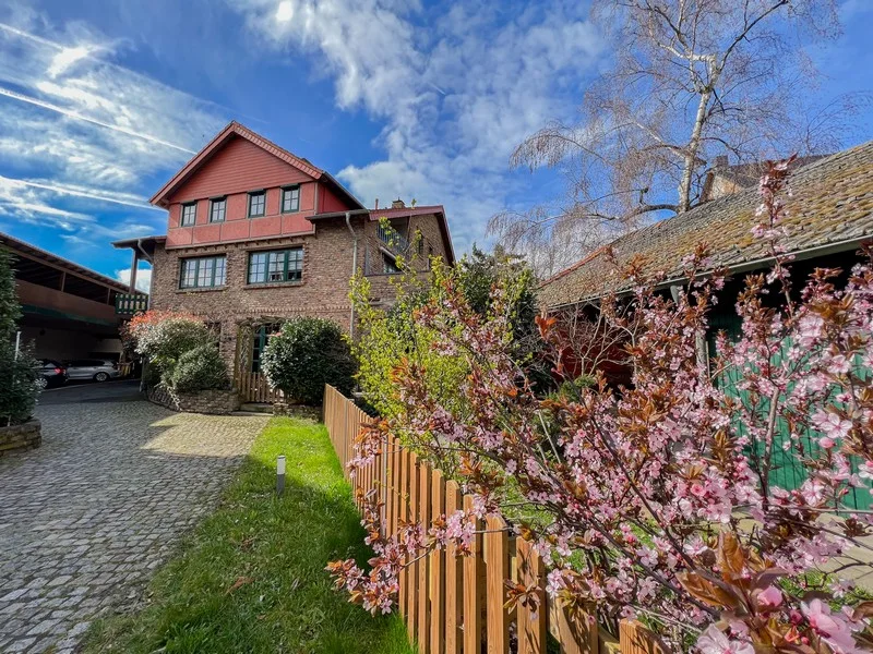 Impression Außenansicht - Wohnung kaufen in Grafschaft - Unikat im Hofensemble! Charmante und stilvolle Gartenwohnung mit Apartment und historischer Scheune!