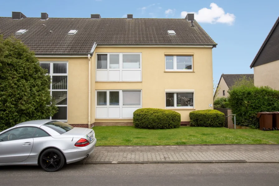 Frontansicht Haus - Wohnung kaufen in Mönchengladbach - ++1 Einheit, 2 Wohnungen++Flexibles Wohnen mit Balkon. Gestalte deine Zukunft in MG-Holt selbst.