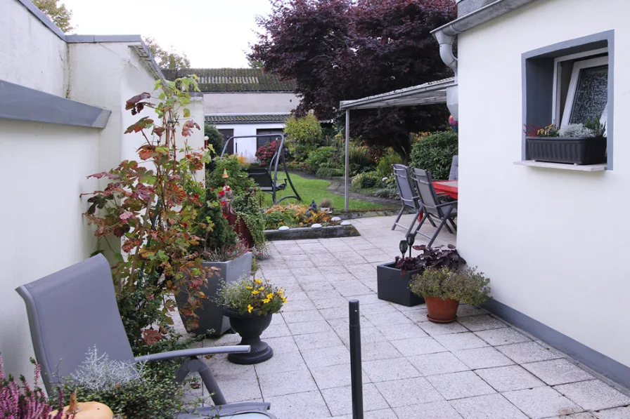 Terrasse  - Haus kaufen in Mönchengladbach - ++INS NEUE JAHR MIT EINEM NEUEN KAPITEL++Reihenmittelhaus, 119 m², 5 Räume, Garten und Terrasse