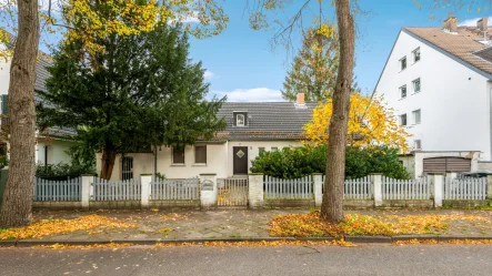 Hausansicht - Haus kaufen in Düsseldorf / Lohausen - Attraktives Einfamilienhaus auf großem Grundstück in Düsseldorf-Lohausen.