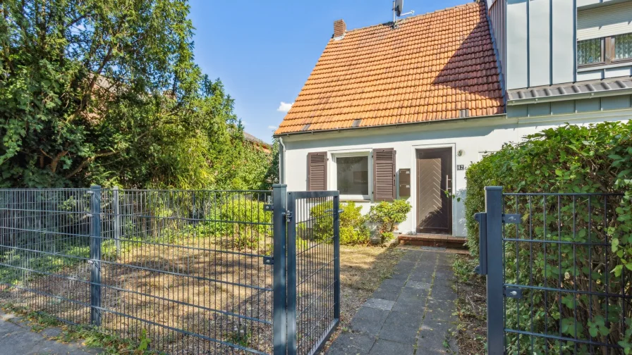 Vorderansicht - Haus kaufen in Düsseldorf/Lohausen - Eine Immobilie mit Erweiterungspotenzial!