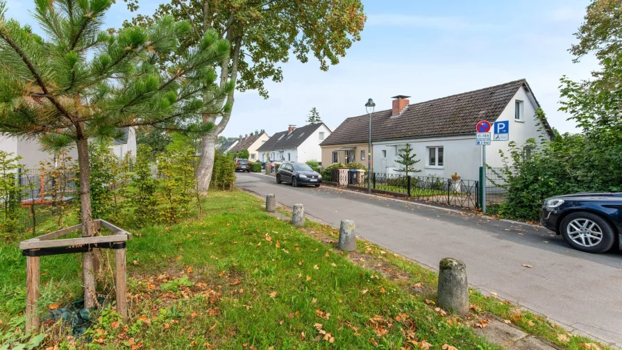 Zufahrt - Haus kaufen in Düsseldorf/Unterrath - Sanierung mit Erweiterung oder Neubebauung auf traumhaftem Grundstück