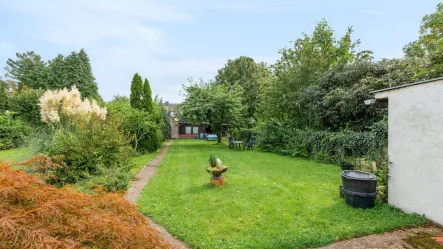 Gartenausblick - Grundstück kaufen in Düsseldorf/Unterrath - Sanierung mit Erweiterung oder Neubebauung auf traumhaftem Grundstück