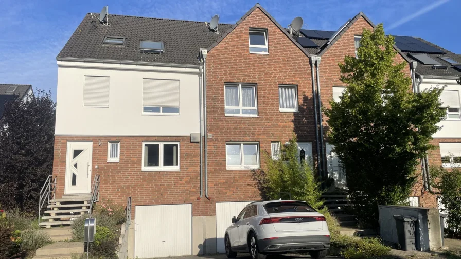 Hausansicht - Haus kaufen in Düsseldorf-Einbrungen - Ruhige Wohnlage! Familienfreundliches Einfamilienhaus.