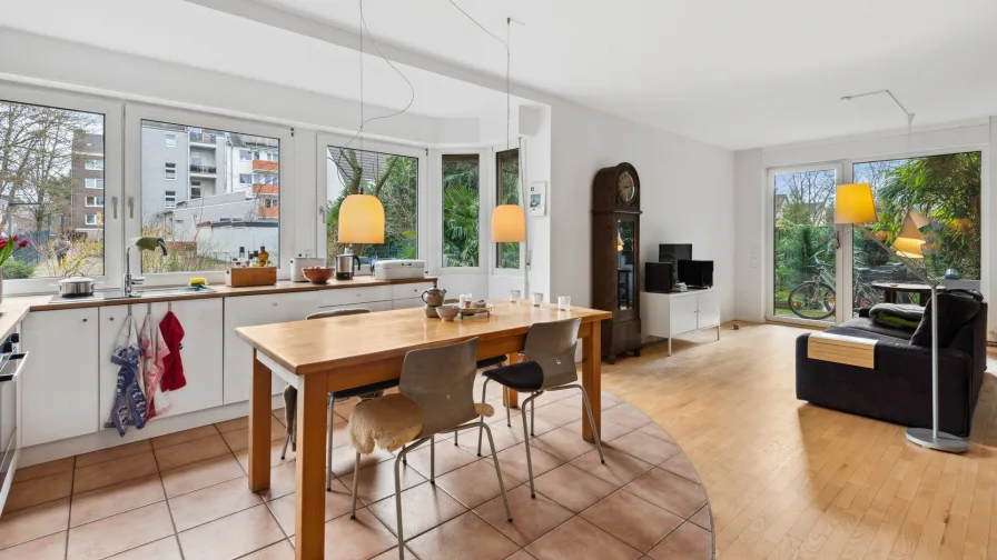 Offene Küche und Wohnbereich - Wohnung kaufen in Düsseldorf/Gerresheim - Top Gelegenheit: EG-Wohnung mit 4-5 Zimmern, großem Garten, Balkon, Terrasse und Stellplatz!