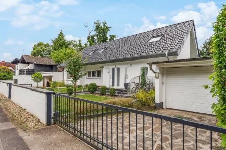 Außenansicht des Hauses - Haus kaufen in Meerbusch / Osterath - Freistehendes Einfamilienhaus in beliebter Lage von Meerbusch
