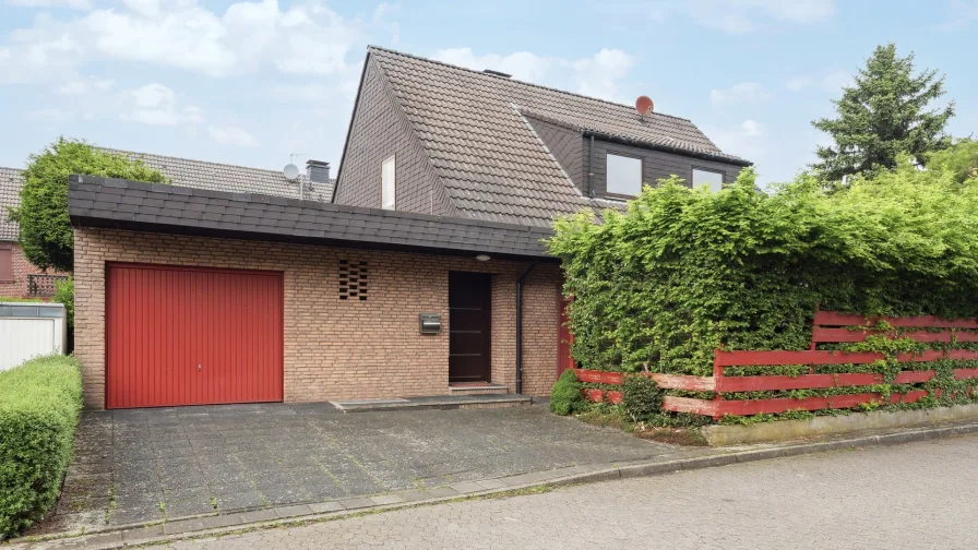 Frontansicht - Haus kaufen in Düsseldorf / Angermund - Familienidyll mit Potential in ruhiger Lage von Angermund