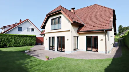 Rückansicht - Haus mieten in Düsseldorf / Wittlaer - Lichtdurchflutetes, modernisiertes Einfamilienhaus in bevorzugter Lage von Wittlaer