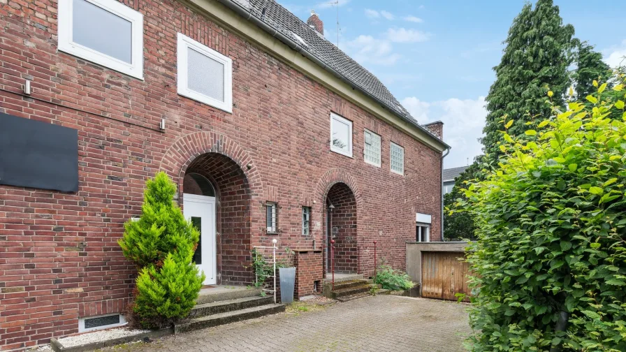 Frontansicht - Haus kaufen in Düsseldorf / Lohausen - Charmantes Reiheneckhaus mit Potential und schönem Grundstück in Lohausen