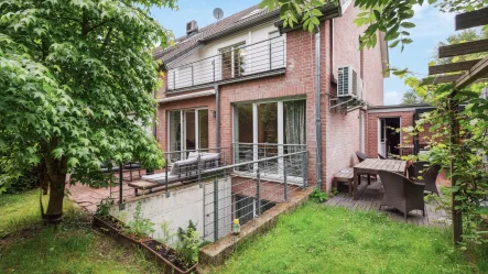 Rückansicht - Haus mieten in Düsseldorf / Kaiserswerth - Exklusives Townhouse mit neuer EBK - Nähe zur ISD unter 1 KM! Vollklimatisiert!