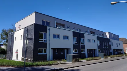 Außenansicht - Wohnung mieten in Duisburg / Buchholz - Erstbezug-Neubau: Maisonette-Wohnung/"Haus im Haus" mit Garten! 2 TG-Plätze inklusive!