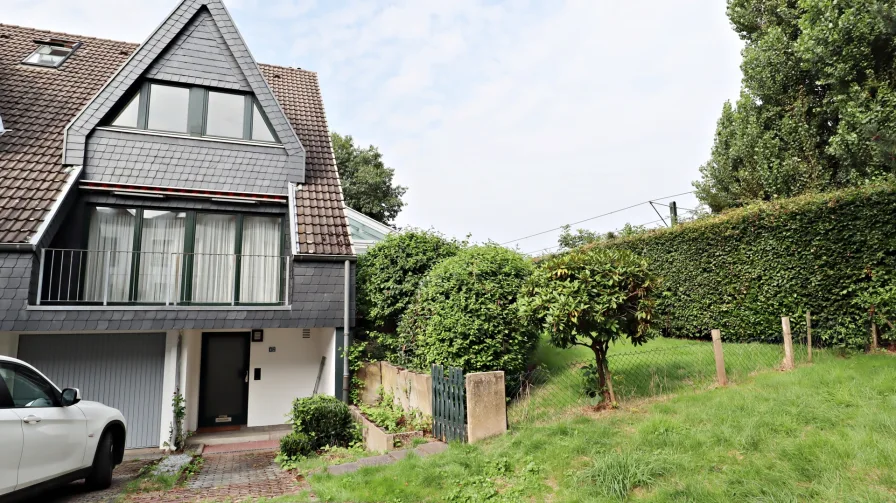 Vorderansicht - Haus mieten in Düsseldorf / Kaiserswerth - Attraktives Reihenendhaus mit großem Garten und Wintergarten in Kaiserswerth