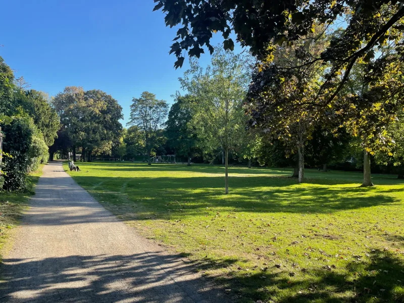 Park am Objekt GOLDECK Nr. 1 - Wohnung kaufen in Düsseldorf / Oberkassel - Neubau Familienwohnung in Düsseldorf Oberkassel/Niederkassel