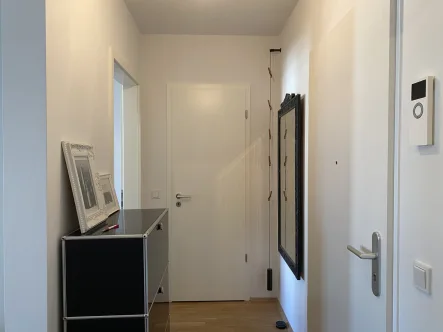 Eingangsbereich - Wohnung mieten in Düsseldorf / Heerdt - Attraktive 2-Zimmer-Wohnung mit moderner Ausstattung, Balkon und  Einbauküche