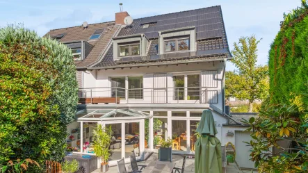 Ansicht - Haus kaufen in Essen - Modernisiertes Familienparadies: Ca. 253 m², Kamin, Wintergarten & hervorragende Energieeffizienz