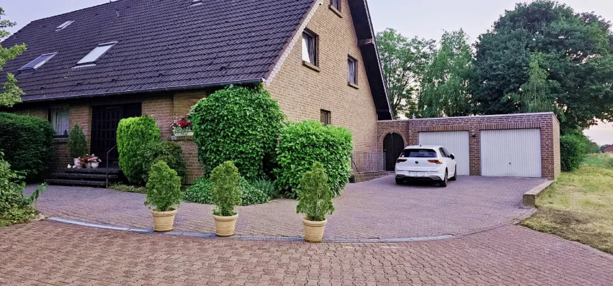 Hausansicht - Haus kaufen in Korschenbroich - Große Doppelhaushälfte auf großem Eckgrundstück