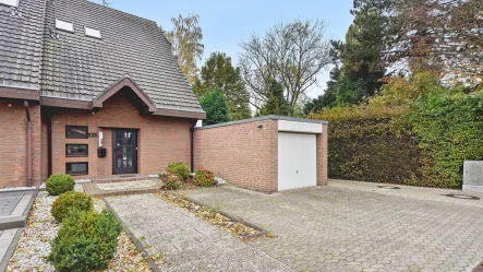 Hausansicht - Haus mieten in Düsseldorf / Wittlaer - Rheinnähe: Attraktive Doppelhaushälfte mit Kamin, hochw. Einbauküche, 3 Bäder und Garage in Wittlaer