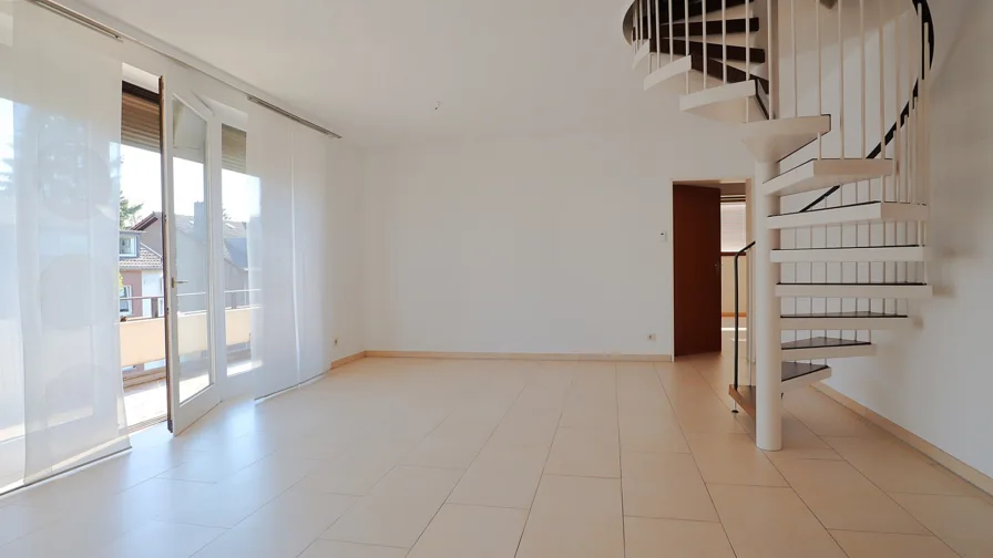 Wohnzimmer - Wohnung mieten in Düsseldorf / Kaiserswerth - Zentral gelegene 4 Zimmer-Maisonettewohnung mit großzügigem Sonnenbalkon in bester Wohnlage!