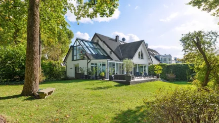 Garten und Rückansicht - Haus kaufen in Düsseldorf / Kaiserswerth - Anwesen der Extraklasse Luxus trifft auf zeitlose Eleganz mit Rheinblick in Toplage von Kaiserswerth