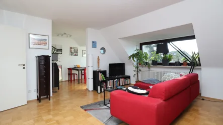 Wohnbereich - Wohnung mieten in Essen - Helle Dachgeschosswohnung in guter Wohnlage mit Einbauküche & modernem Bad