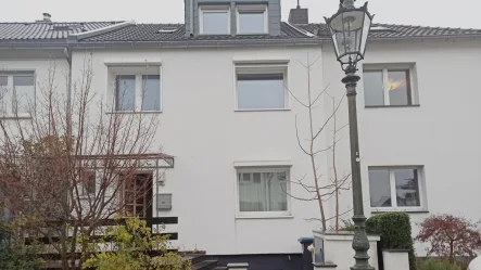 Hausansicht - Haus mieten in Düsseldorf / Unterrath - Familientraum: Charmantes Stadthaus mit gekonnter Raumaufteilung! Einbauküche! Garten und Terrasse!