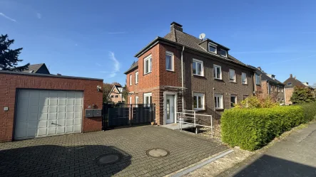 Frontansicht - Haus kaufen in Düsseldorf / Wittlaer - Familientraum mit Einliegerwohnung und Doppelgarage in Wittlaer