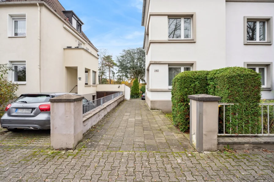 Ansicht - Haus kaufen in Düsseldorf / Himmelgeist - Dreifamilienhaus mit Potential in Bilk