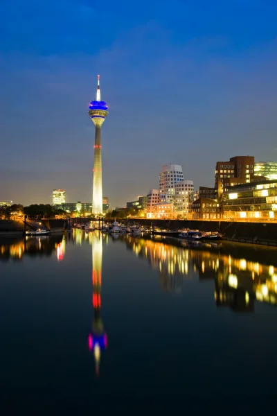 Düsseldorf-Medienhafen bei Nacht