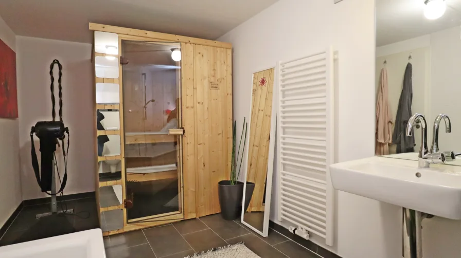 Wannenbad UG mit Sauna weitere Ansicht