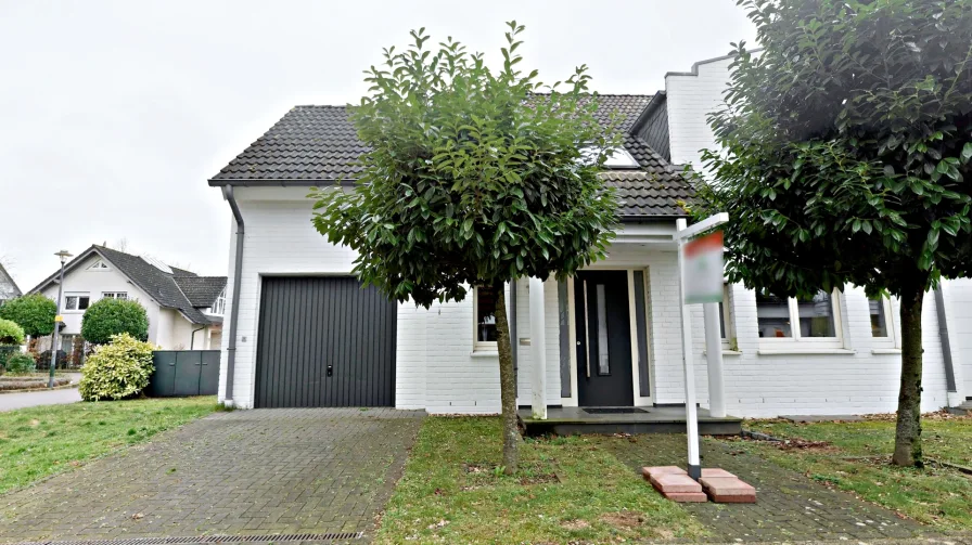 Hausansicht_ - Haus kaufen in Düsseldorf / Lohausen - Familienidyll mit Garten in Bestlage von Lohausen