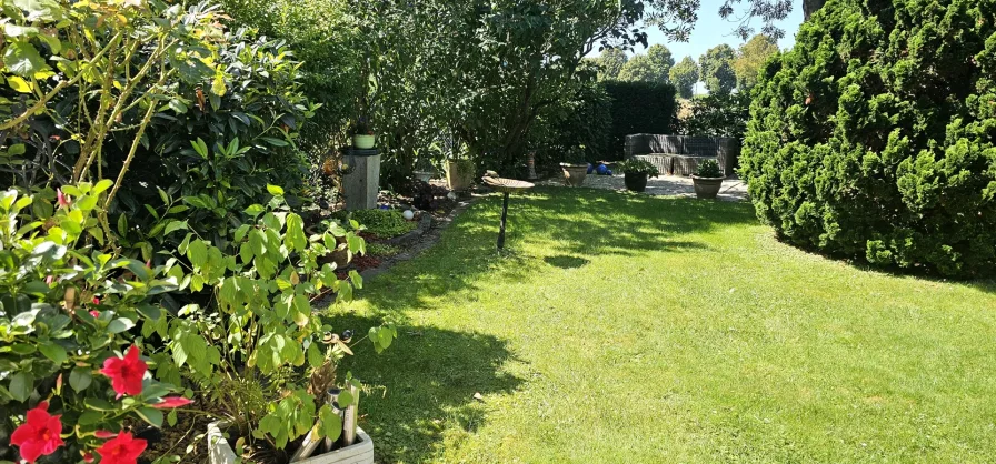 Blick in den Garten zur 2. Sitzecke - Haus kaufen in Korschenbroich - Große Doppelhaushälfte auf großem Eckgrundstück