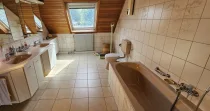 Ca. 18 m² großes Tageslichtbad mit Badewanne und Dusche