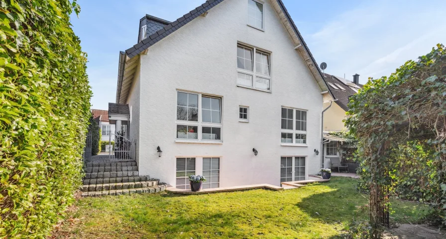 Hausansicht - Haus kaufen in Düsseldorf / Lierenfeld - Mehrgenerationen-Wohnen in ruhiger Lage