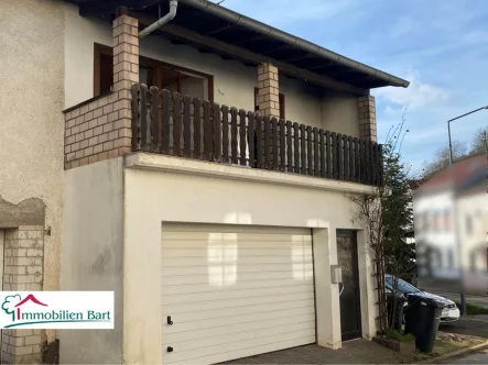 Straßenansicht - Haus kaufen in Wincheringen - WINCHERINGEN: Vermietetes Wohnhaus! Ideal als Kapitalanlage!