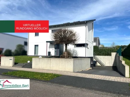 Frontansicht - Haus kaufen in Wincheringen - WINCHERINGEN: AUF MONT! WOHNHAUS MIT VIELEN EXTRAS UND DOPPELGARAGE IN TOLLER WOHNLAGE!