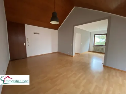 Wohnzimmer - Wohnung kaufen in Saarlouis - Saarlouis-DIREKT:Gemütliche Dachgeschosswohnung mit Garage in begehrter Lage!