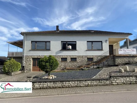 Frontansicht - Haus kaufen in Perl - Nennig - PERL-NENNIG: Freistehendes Wohnhaus mit Blick ins Grüne!