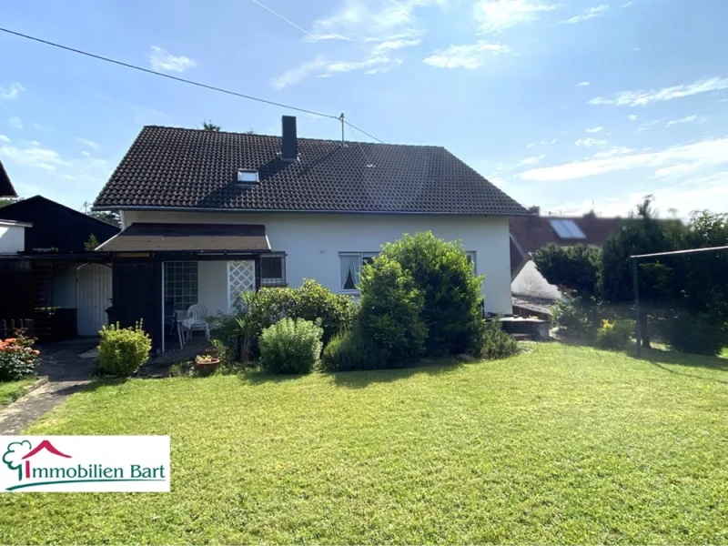 Rückansicht - Haus kaufen in Mettlach / Keuchingen - METTLACH OT:WOHNHAUS MIT SCHÖNEM GARTEN UND GARAGE IN GUTER WOHNLAGE!