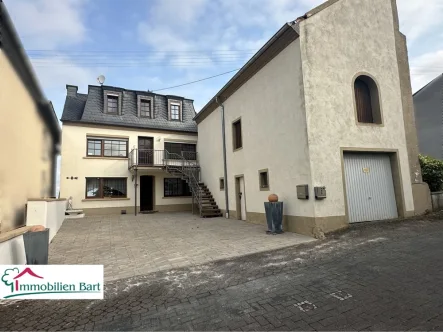 Straßenansicht - Haus kaufen in Freudenburg - FREUDENBURG: RENOVIERTES EINFAMILIENHAUS ODER WOHNHAUS MIT 2 WOHNUNGEN!