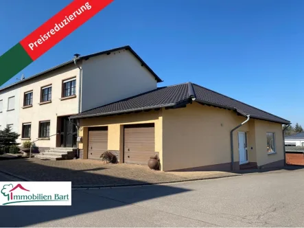 seitl. Straßenansicht - Haus kaufen in Mettlach / Orscholz - WOHNHAUS MIT NEBENGEBÄUDE / GRENZNÄHE LUXEMBURG