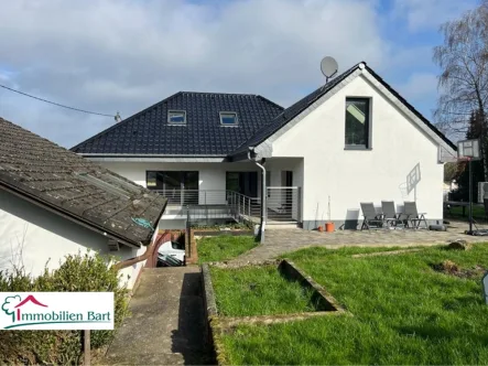 Rückansicht - Haus kaufen in Wincheringen - HAUS MIT 3 WOHNUNGEN + BAUGRUND + WIESE, IDEAL FÜR TIERFREUNDE!