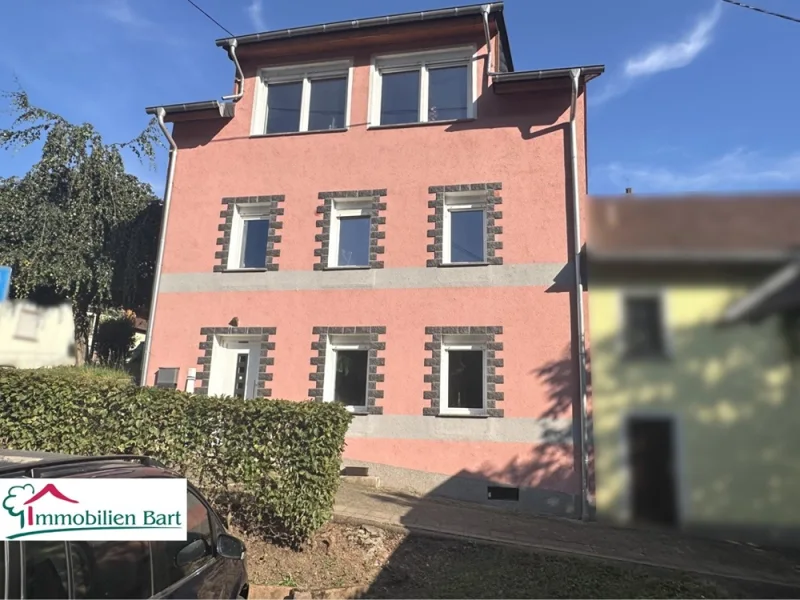 Frontansicht - Haus kaufen in Mettlach / Saarhölzbach - SAARHÖLZBACH: RENOVIERTES WOHNHAUS MIT 4 SCHLAFZIMMERN UND 3 BADEZIMMERN!