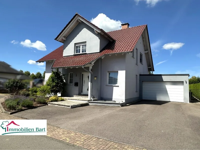 Straßenansicht - Haus kaufen in Mettlach / Orscholz - GRENZNÄHE: WOHNHAUS MIT GARAGE FÜR 4 PKW IN TOP-WOHNLAGE!