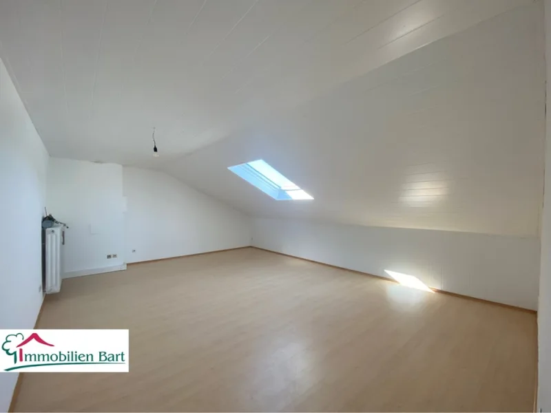 Wohn-/Esszimmer - Wohnung mieten in Mettlach / Orscholz - METTLACH-ORSCHOLZ:RENOVIERTE DG-WOHNUNG MIT 83 M² WOHNFLÄCHE UND 2 KFZ-STELLPLÄTZEN!